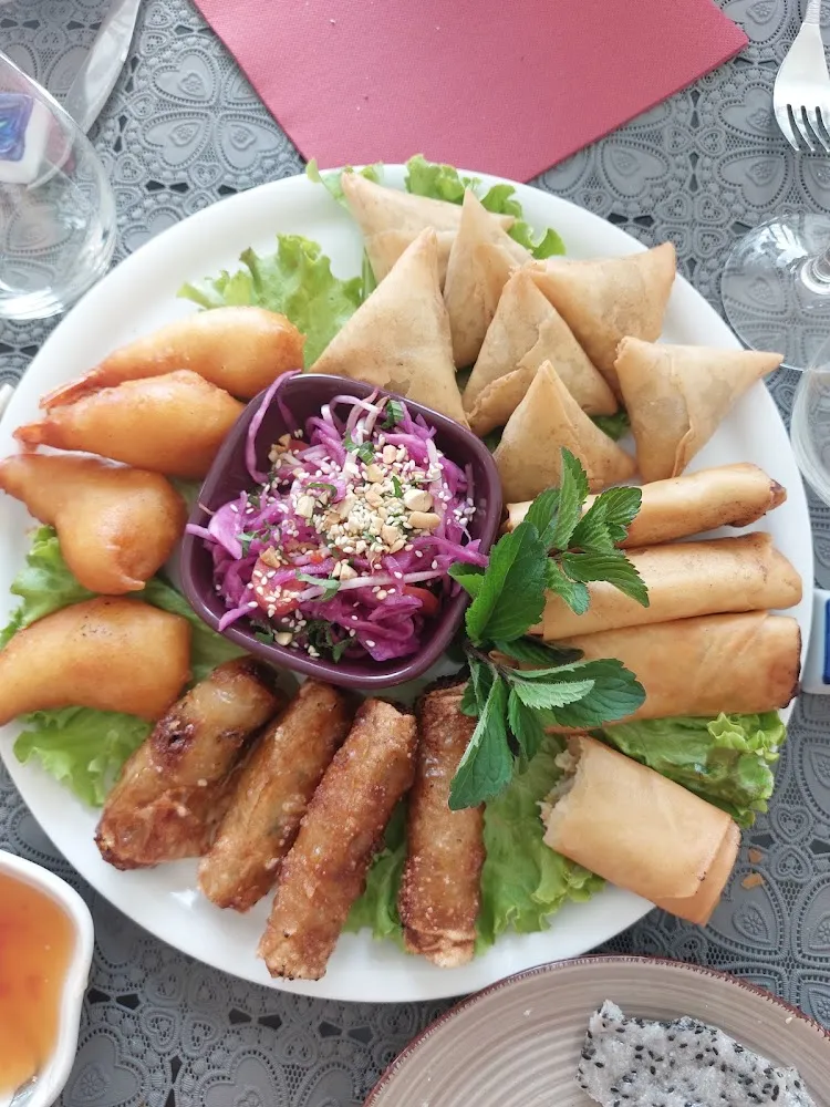 Assortiments de Nems Samossas Beignets